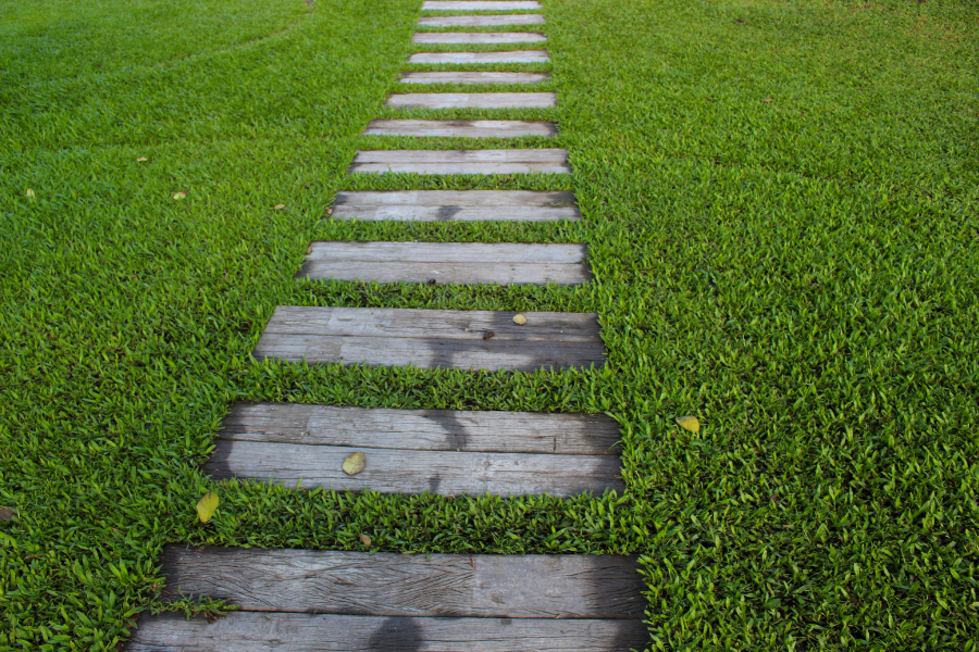 allée de jardin avec des pavés en bois